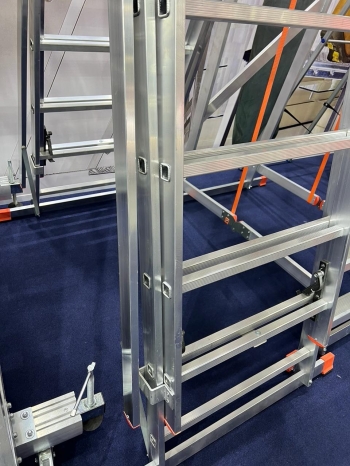 Лестница с платформой SARAYLI односторонняя с колесами на амортизаторах 5 ст. (арт. 8704-Y)